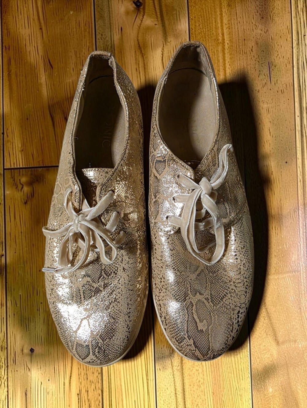 VIONIC 556 Palermo Metallic Gold Snakeskin
Sneakers size 9